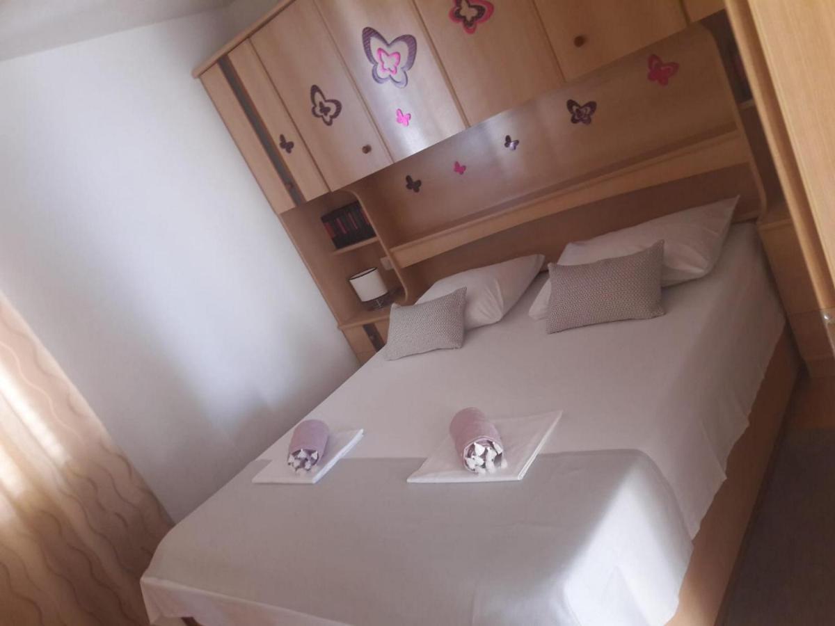 Apartman Kristina โตรกีร์ ภายนอก รูปภาพ